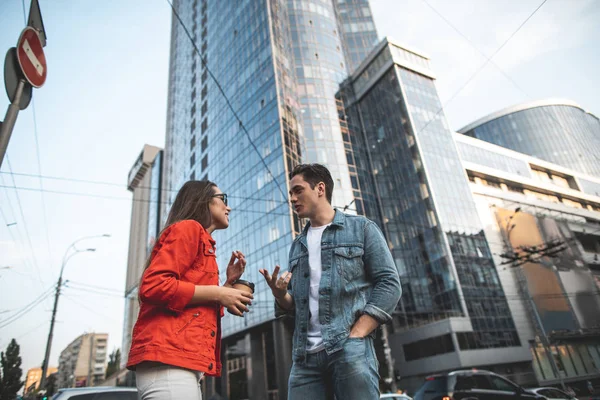 Casal jovem comunicando na rua — Fotografia de Stock