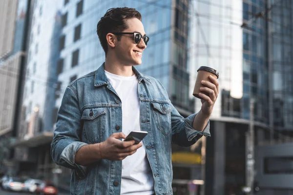 Sonriente hombre bebiendo café en la calle — Foto de Stock