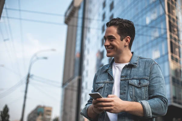 Boldog fiatalember SMS a mobil utcában — Stock Fotó