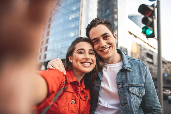 Glückliches Paar beim Fotografieren in der Stadt — Stockfoto