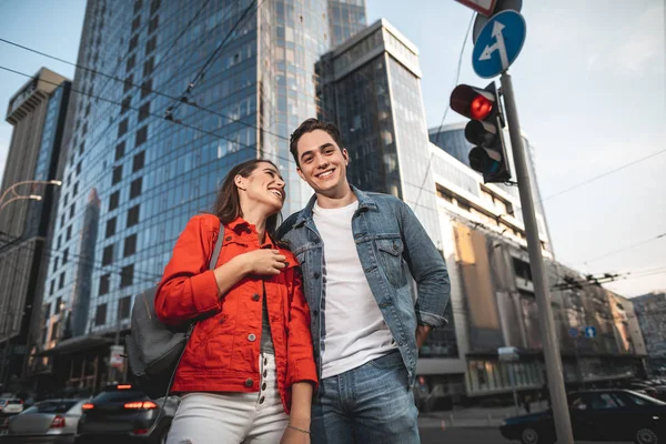 Feliz casal amoroso passar tempo na cidade — Fotografia de Stock