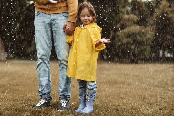 Pai e filha brincando na chuva — Fotografia de Stock