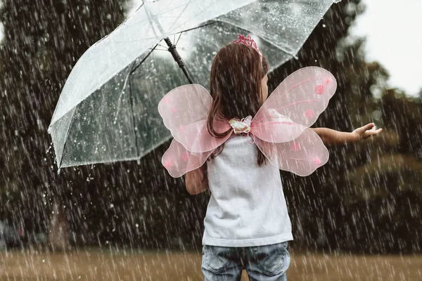 Mała dziewczynka gra z deszczem — Zdjęcie stockowe