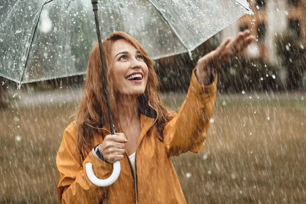 Fröhliche Weibchen, die draußen Spaß haben — Stockfoto