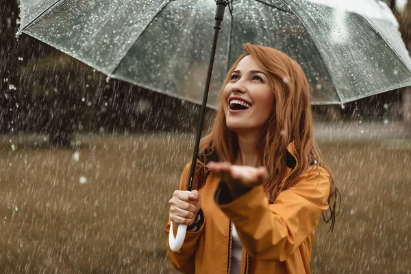 Frau hat Spaß draußen — Stockfoto