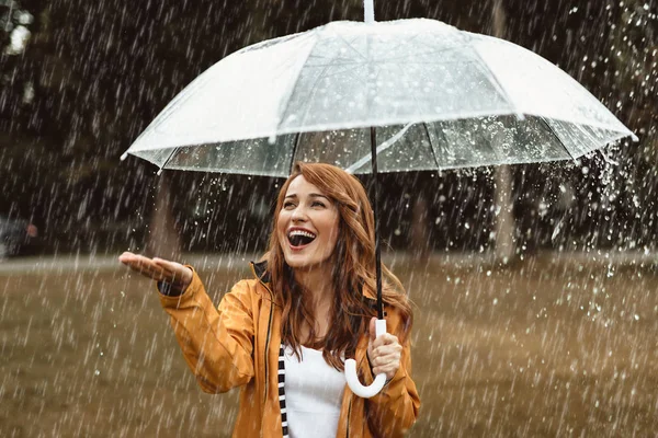 Hübsche Frau freut sich über Regenwetter — Stockfoto