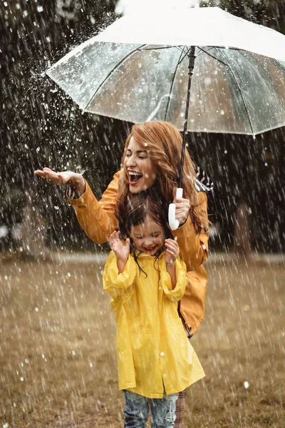 Podekscytowany, Mama i dziecko, podziwiając deszczowa pogoda — Zdjęcie stockowe