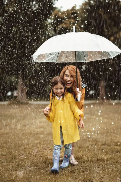 Mama i Córka, ukrywanie przed deszczem — Zdjęcie stockowe