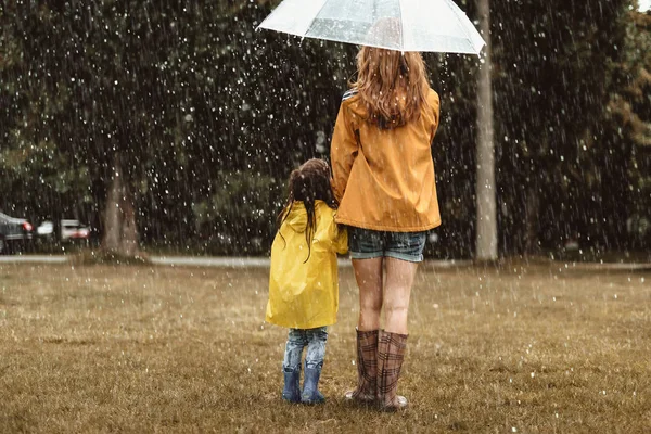 Matka i córka korzystających deszcz — Zdjęcie stockowe