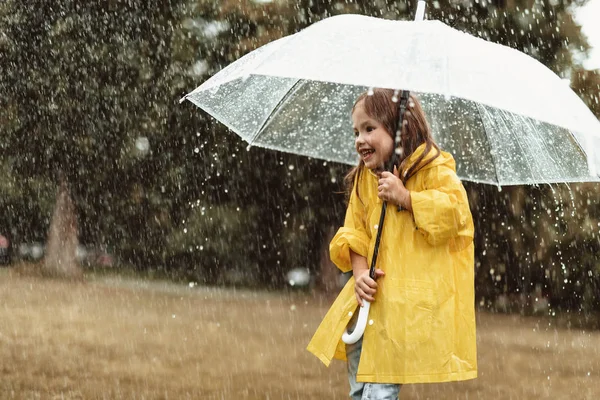 Kleines Mädchen versteckt sich vor Regen — Stockfoto