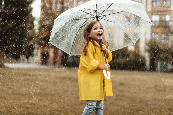 Aufgeregtes Kind freut sich über Regenwetter — Stockfoto