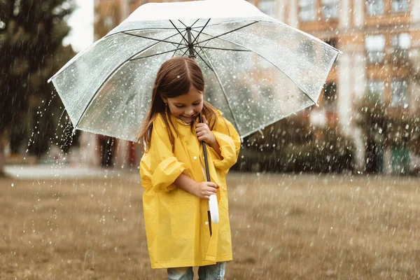 Fröhliches Kind spielt bei Regenwetter — Stockfoto