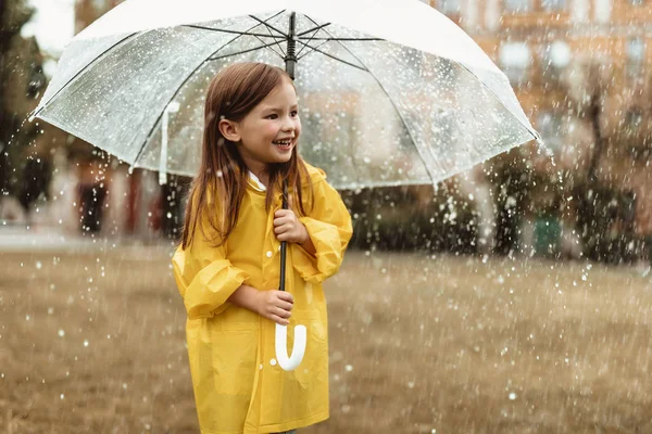 Begeistertes Kind genießt Regentag — Stockfoto