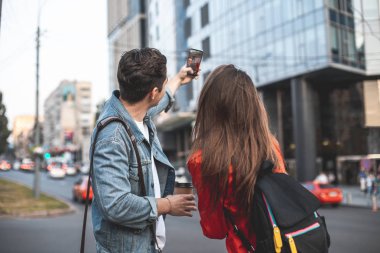 Sevgi dolu çift selfie Caddesi üzerinde yapma