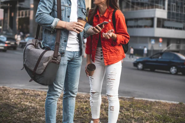 Mladí lidé pili kávu mimo — Stock fotografie