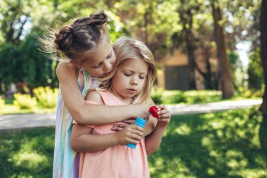 Sevgi dolu kız zevk ile birlikte oynarken