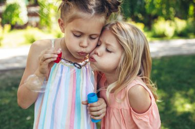 Tatil günlerinde eğleniyor kız