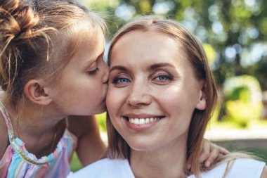 Gülümseyen anne çocuk aşk hayran