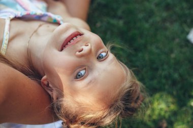 Neşeli çocuk doğa üzerinde yalan