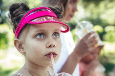 Hayran çocuk dışarıda sevinçle içme