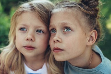Gökyüzü dışında izlerken sevgi dolu kız kardeş