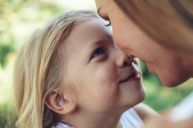 Anne ve kızı niteliğine sevgi paylaşımı