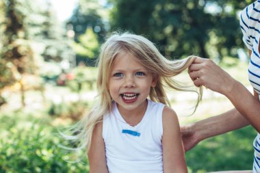 Neşeli çocuk dışarıda eğleniyor 