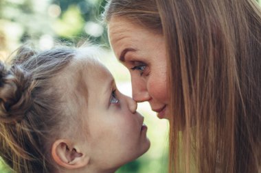 Anne ve çocuk dışarıda eğleniyor 