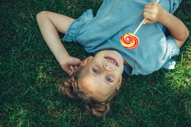 Küçük çocuk Park sevinçle yalan