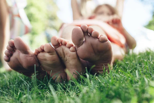 Anne ve çocuk parkı toprağa yatan