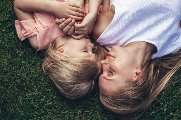 Любляча мати і дочка проводять час надворі — стокове фото