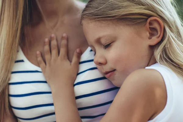 Liten unge tupplur på naturen med mamma — Stockfoto