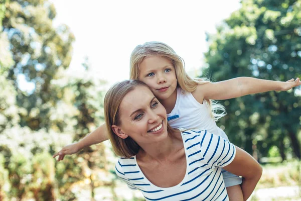 Mãe e filha alegres brincando fora — Fotografia de Stock