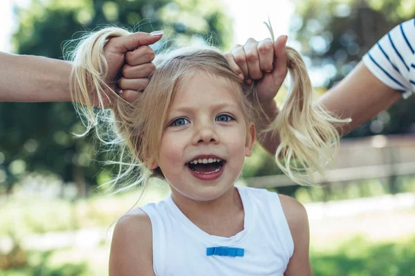 Potěšen kid s roztomilý ohony tráví čas venku — Stock fotografie