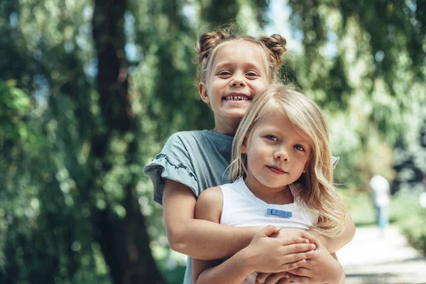 Mutlu kız parkta sarılma