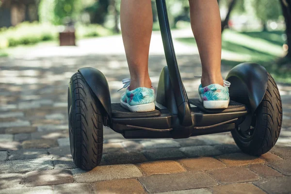 Liten flicka som leker i parken på egen hand — Stockfoto