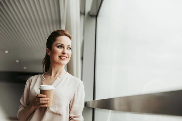Lycklig lady dricka kopp kaffe — Stockfoto