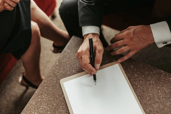 Роботодавець підписує договір з колегою — стокове фото