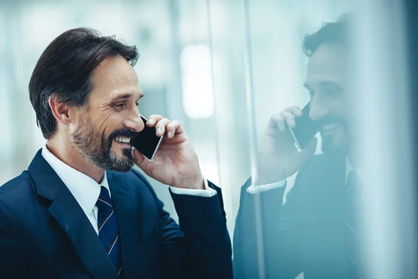 Strålande affärsman tala på telefon — Stockfoto