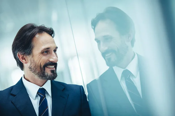 Alegre macho situando cerca de ventana — Foto de Stock