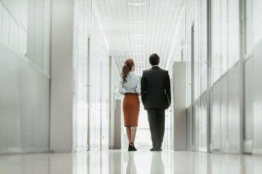 İşçi iş sırasında kapalı ile yürüyen kadın
