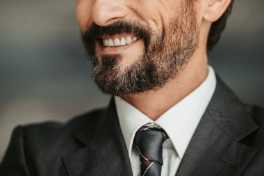 Işınlama sakallı işadamı mutluluk ifade