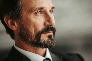 Düşünceli tıraşsız erkek işçi düşünme