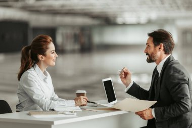 Olumlu iş kadını ile mutlu erkek söylüyor