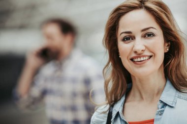Mutlu Bayan neşe kapalı ifade