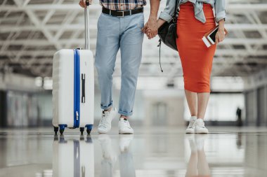 Erkek ve kadın bacaklarını kapat. O holding Bagaj kadın kol tutarken. Seyahat kavramı