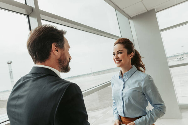 Довольные работодатели разговаривают друг с другом внутри
