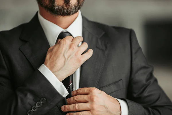 Arbeitgeberarme richten zeitgemäße Krawatte — Stockfoto
