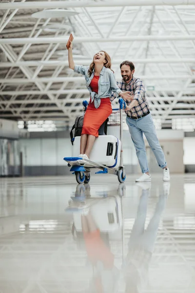 Sonriendo macho y chica divirtiéndose —  Fotos de Stock