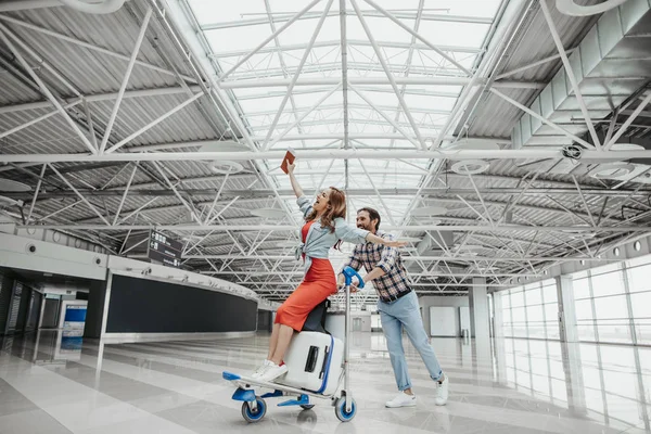 Feliz pareja tener divertido interior — Foto de Stock